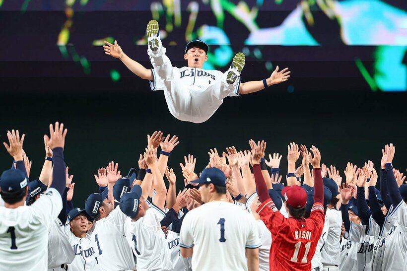 引退セレモニーで胴上げされる西武・栗山巧