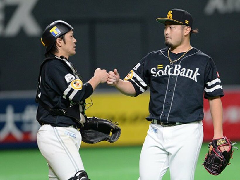  怒とうの１１連勝！甲斐（左）は森とグータッチ