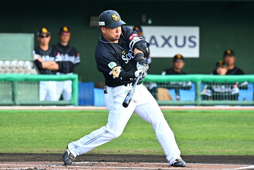 初回、先制適時打を放ったソフトバンク・山川穂高