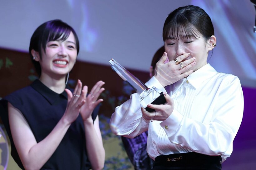 涙で壇上に上がった伊藤沙莉。左は「虎に翼」で共演の森田望智