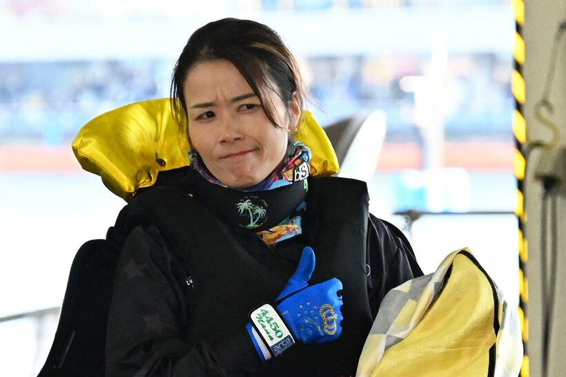 ５Ｒ、まくりで会心勝利の平高奈菜はドヤ顔でサムアップ