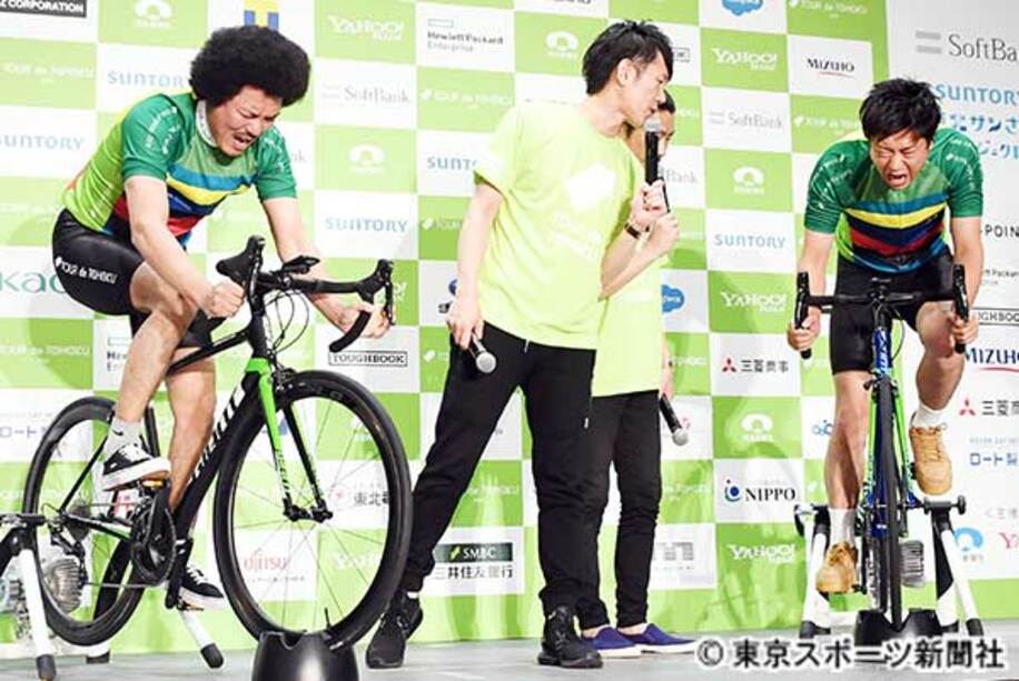  自転車対決をするトータルテンボス・藤田憲右（左）とパンサー・尾形貴弘
