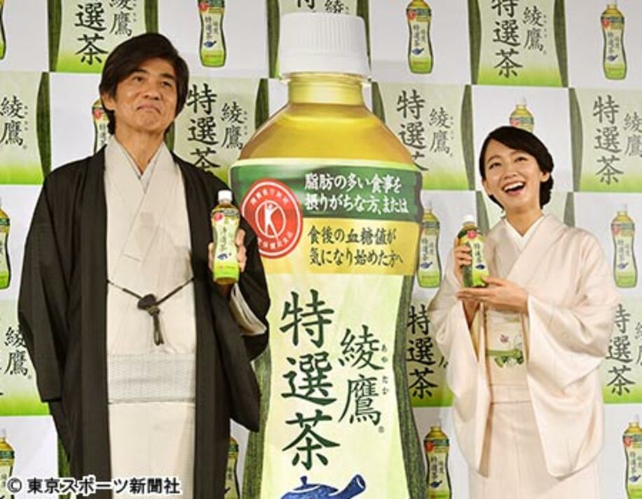  「綾鷹　特選茶」リニューアル記念イベントに出席した佐藤浩市（左）と吉岡里帆