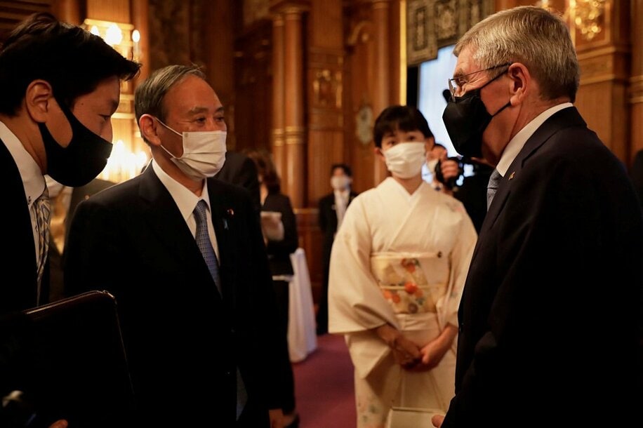 バッハ会長(右)は「歓迎会」で菅首相らと対面した（ロイター）