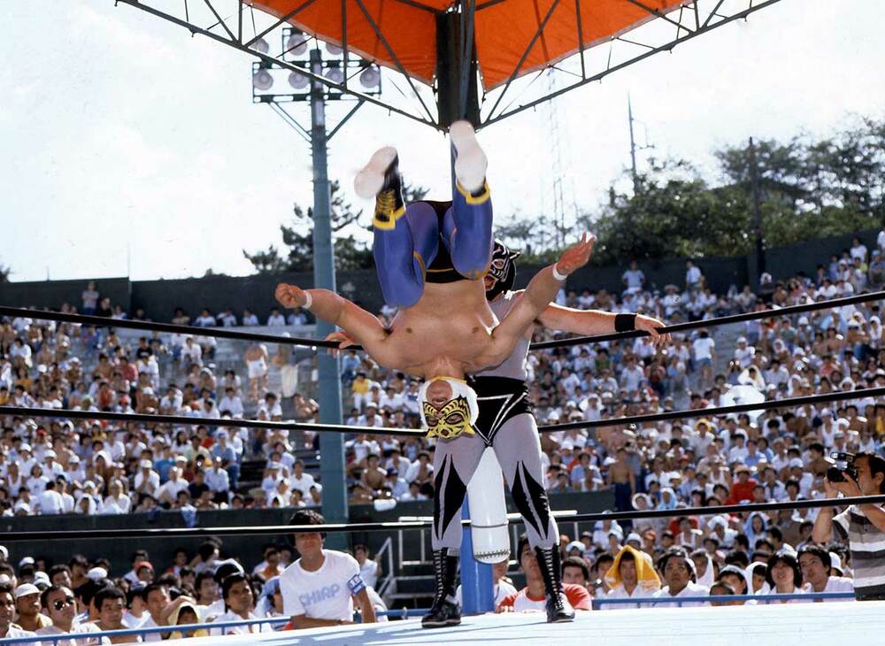 ブラック・タイガーにサマーソルトキックを浴びせる初代タイガーマスク(1982年、WWFジュニアヘビー級戦)