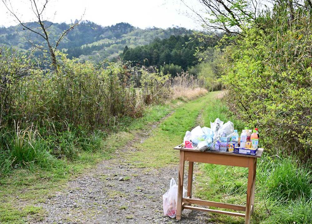 花や供物であふれる遺体発見現場近くの献花台