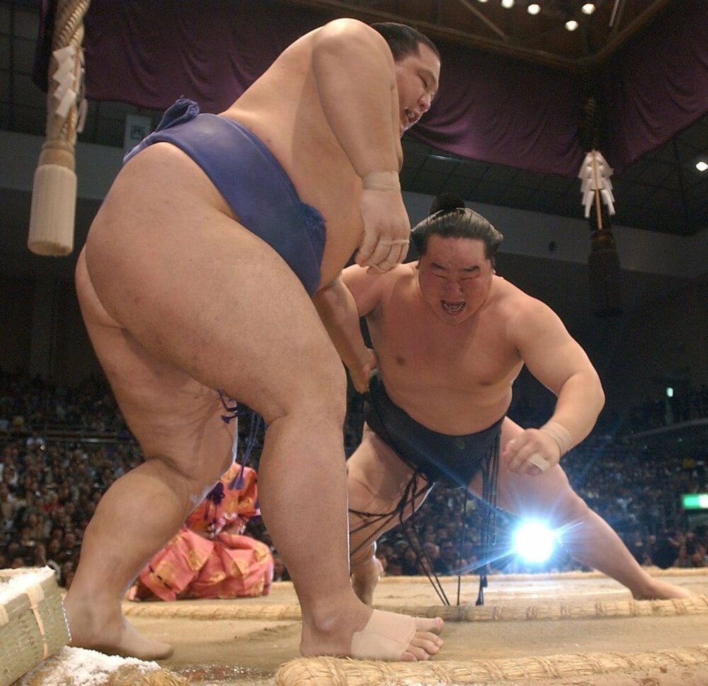 魁皇を寄り切りで破り優勝を決めた朝青龍（２００５年九州場所）
