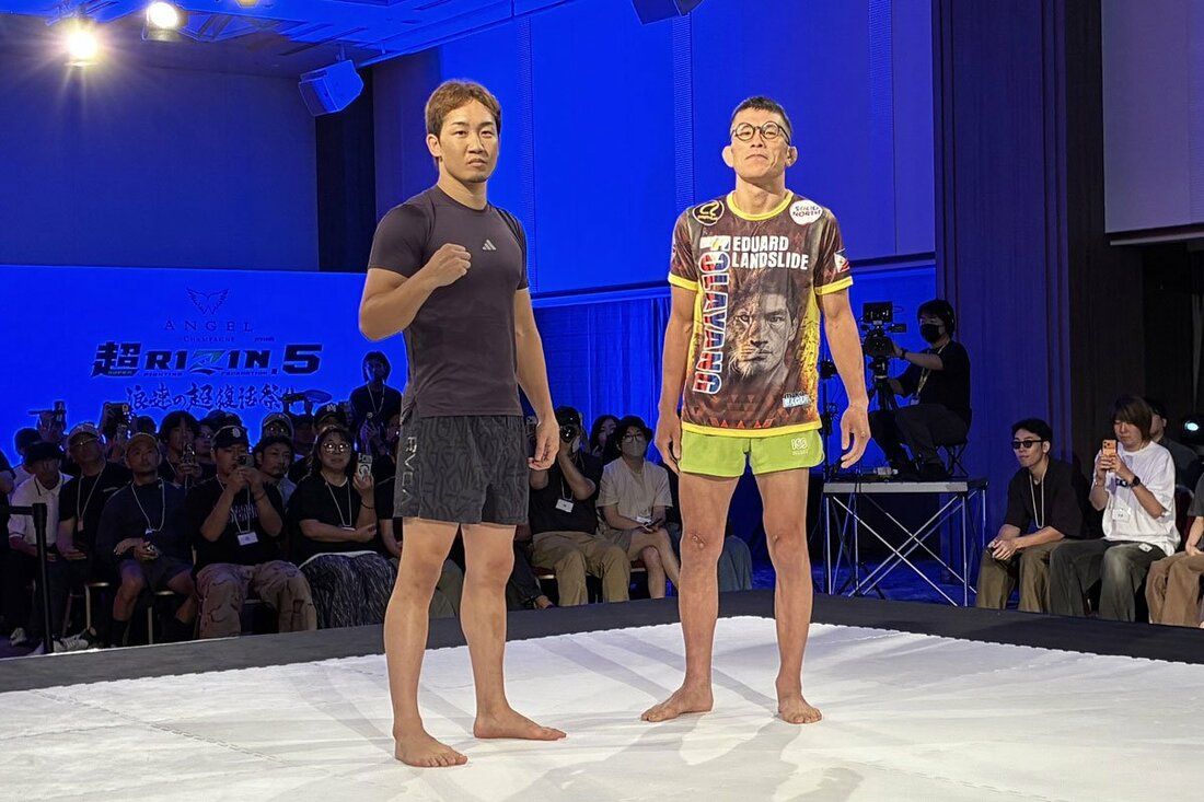 青木真也(右)と並んだ朝倉未来