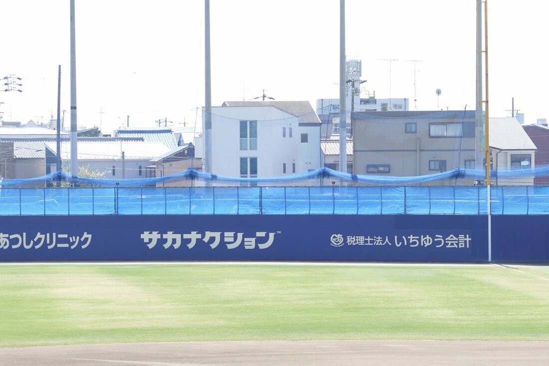 二軍本拠地ナゴヤ球場の右翼フェンスにある、サカナクションの広告