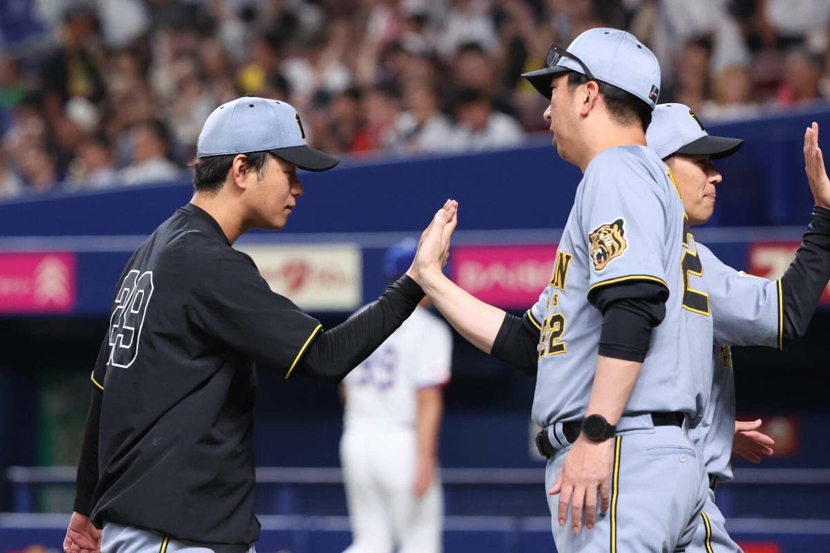 高橋遥人を迎える藤川監督