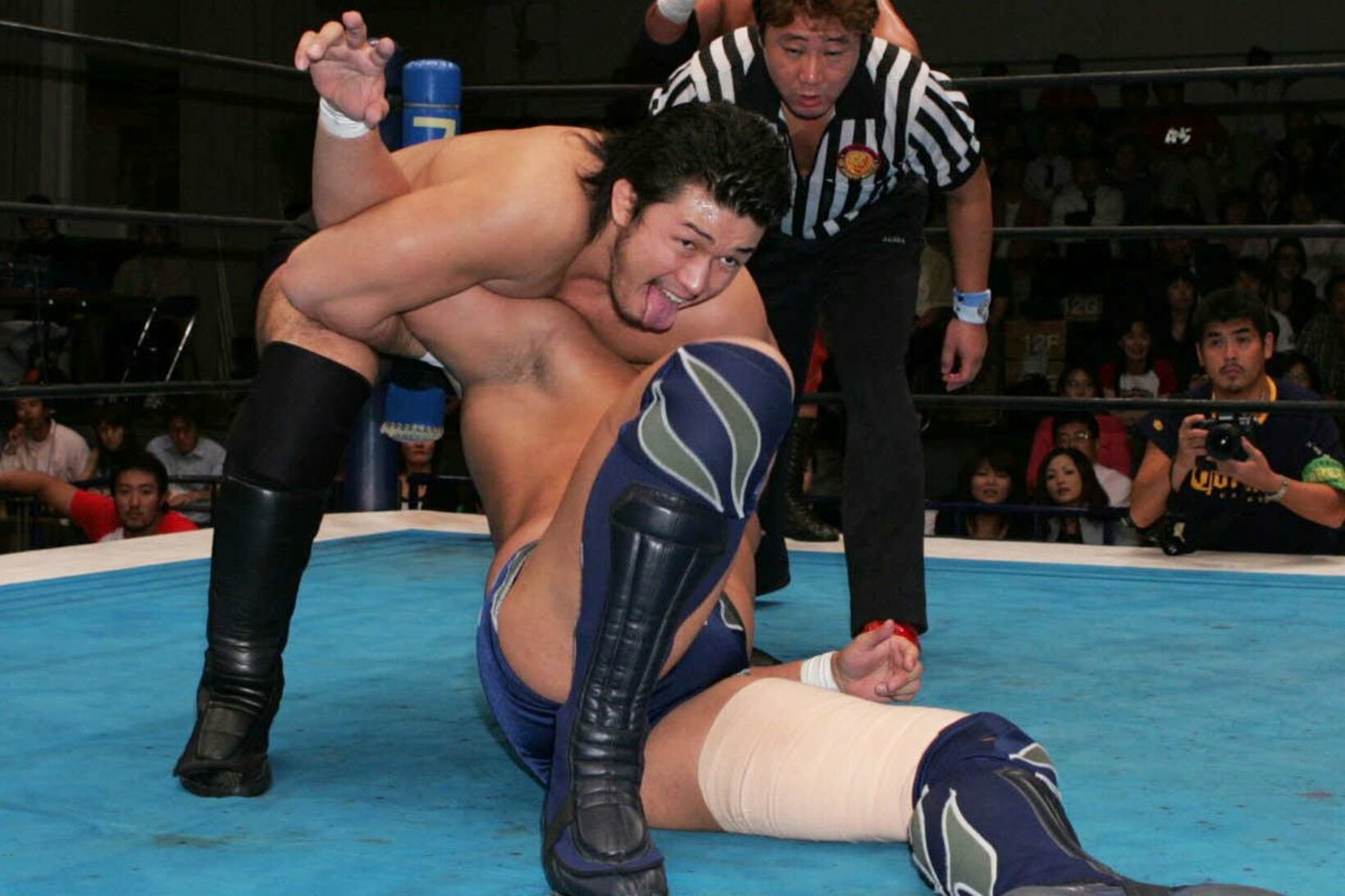 柴田勝頼（左）のドラゴンスリーパー（04年10月）