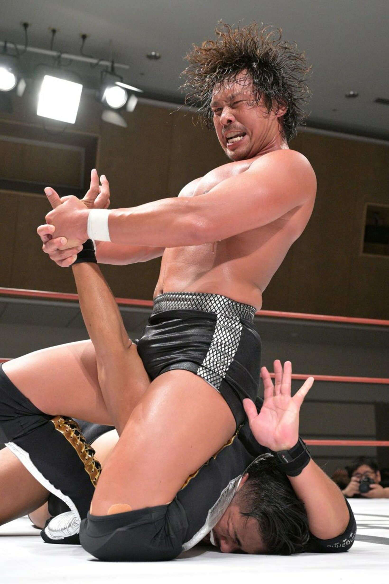 中嶋勝彦(上)が繰り出した「闘魂謝罪固め」