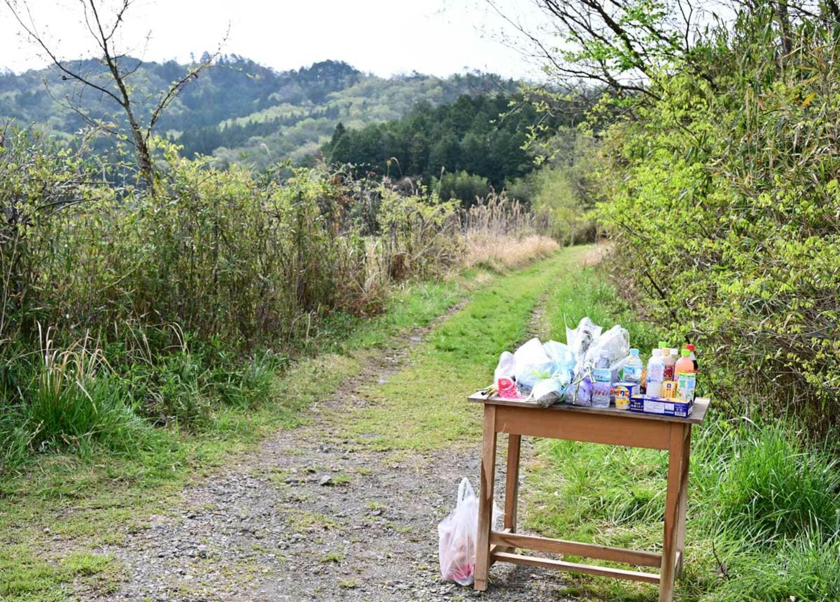 花や供物であふれる遺体発見現場近くの献花台
