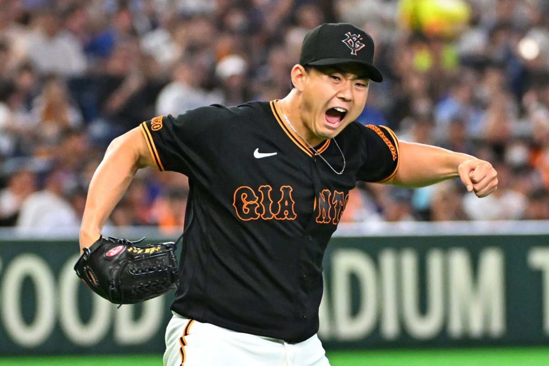 ５回のピンチをしのぎ、マウンドで吠える巨人・小笠原慎之介