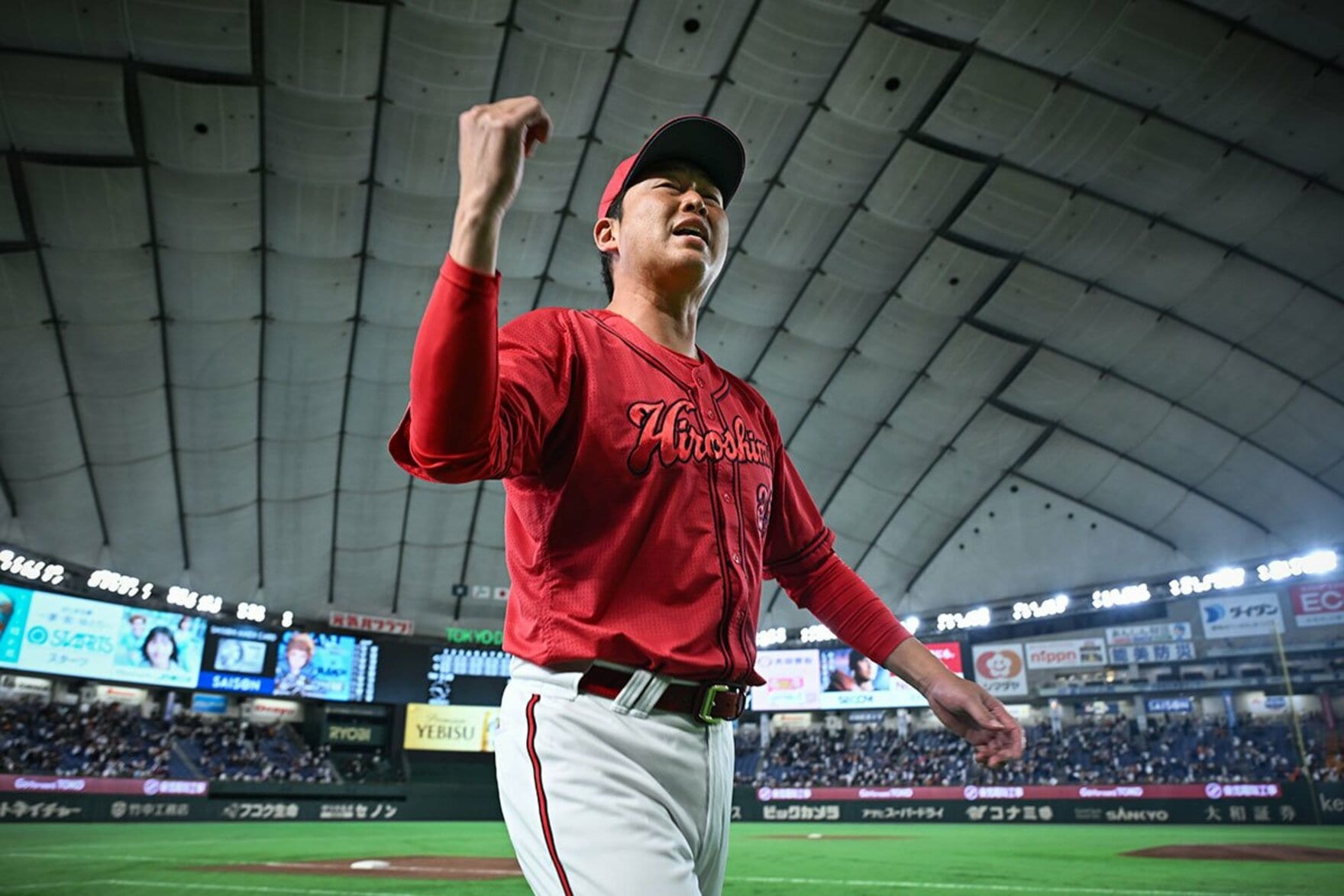 ２２日、巨人に快勝し拳を握った広島・新井監督