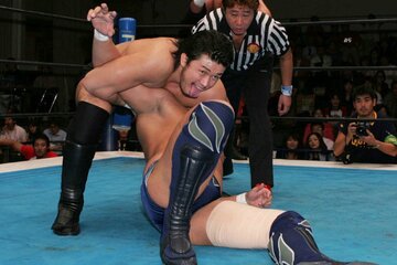 柴田勝頼（左）のドラゴンスリーパー（04年10月）