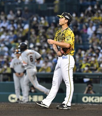  ４回、巨人・坂本にソロを浴びた阪神・伊藤将(右)