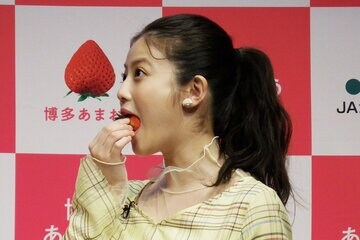 あまおうをひと口でほおばる今田美桜