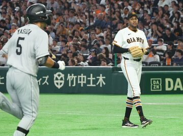 ９回二死、安田（左）に同点弾を浴びたマルティネス