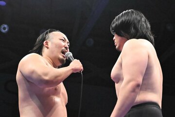 立花誠吾（左）に挑戦表明した田村男児