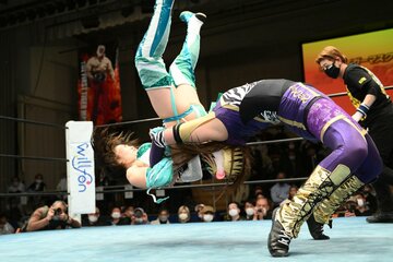 本間多恵（左）にタイガースープレックスホールドをきめるタイガー・クイーン