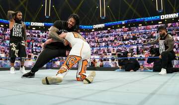  ミステリオ親子を襲撃し試合をぶち壊したローマン・レインズ（中央）をウーソズは複雑な思いで見つめた-（(Ｃ）2021-WWE,-Inc.-All-Rights-Reserved.）
