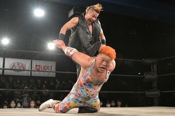 河上隆一（下）を攻めるブラスナックルＪＵＮ