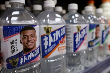 中国の東鵬飲料グループはエムバペとの契約終了を発表した（ロイター）