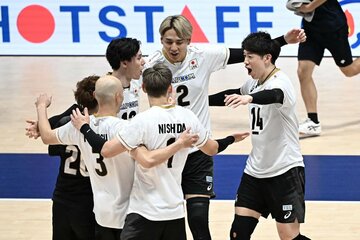 得点を喜ぶ日本代表