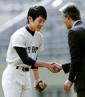 大学時代、関西学生野球リーグ首位打者に輝いた新実彰平