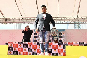 調印式に出席した鷹木信悟とゲイブ・キッド（左）