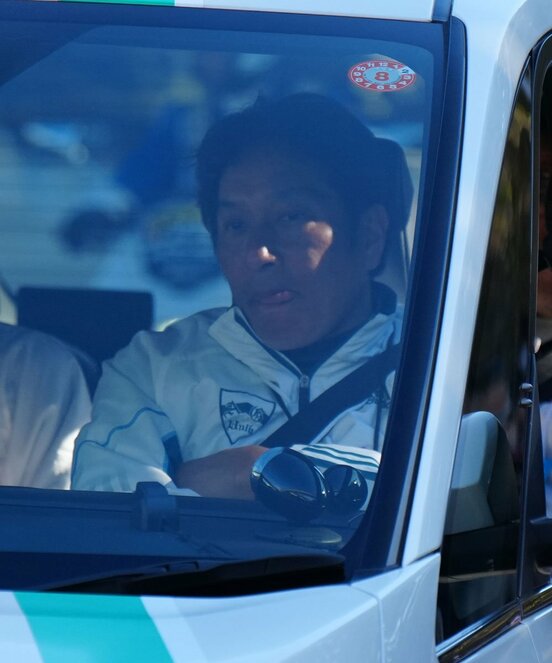 監督車で移動する青学大・原監督（代表撮影）
