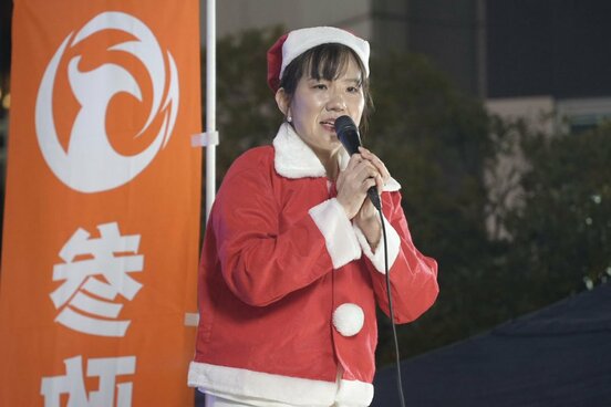 街頭演説会でコスプレを披露した豊田真由子氏