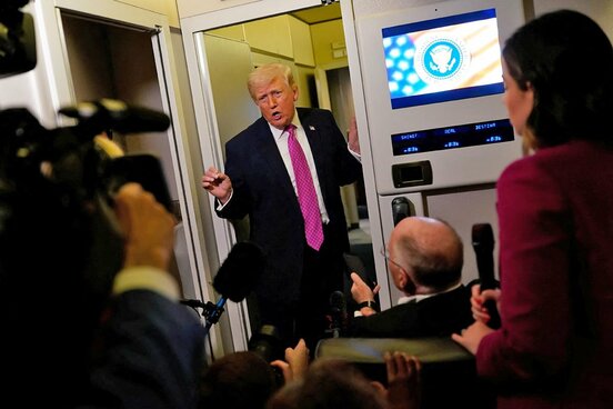 取材に答えるトランプ大統領（ロイター）