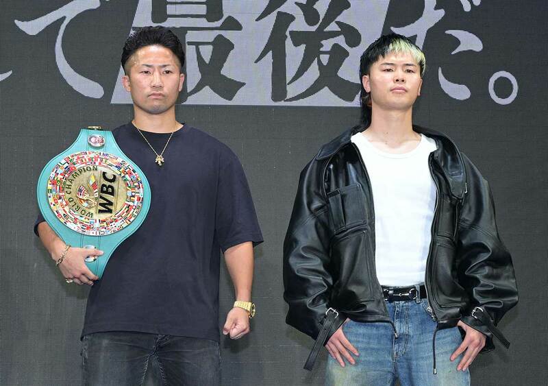 都内で公開記者会見を行った井上拓真（左）と那須川天心