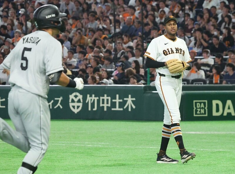 ９回二死、安田（左）に同点弾を浴びたマルティネス