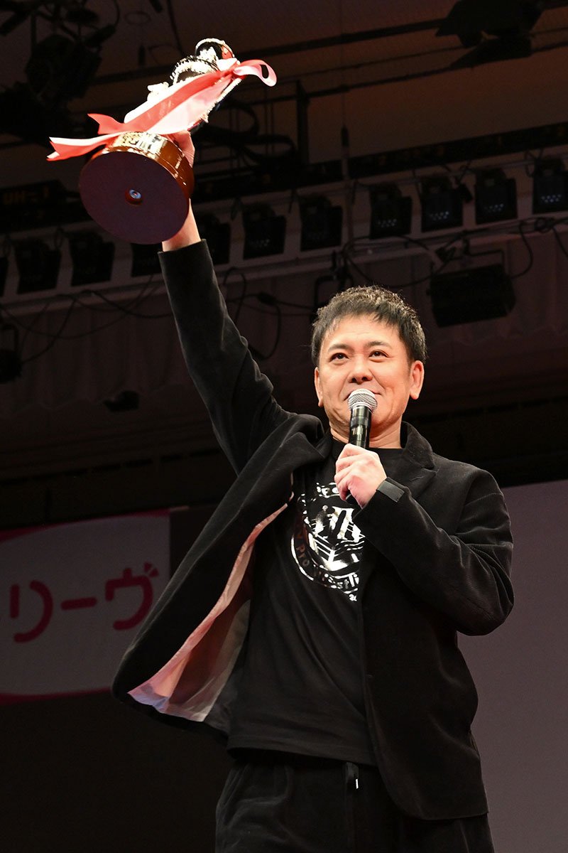 「プロレス大賞」特別話題賞のトロフィーを掲げる有田哲平