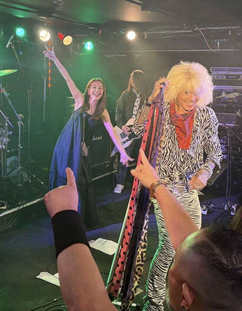 ZIGGYと熊切あさ美（左）