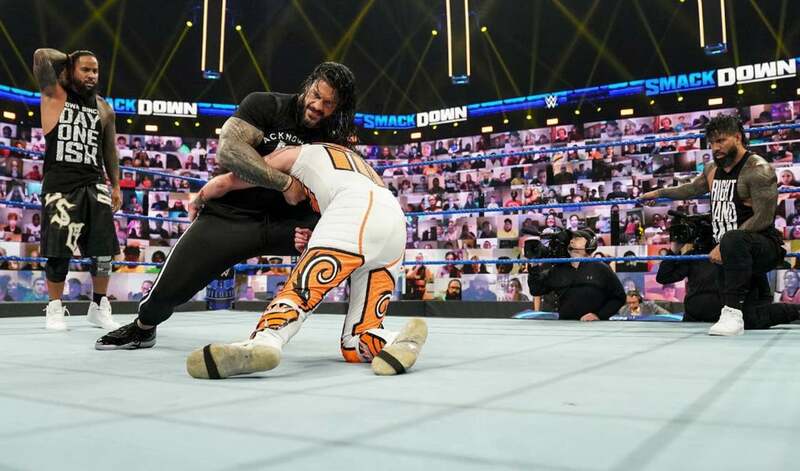  ミステリオ親子を襲撃し試合をぶち壊したローマン・レインズ（中央）をウーソズは複雑な思いで見つめた-（(Ｃ）2021-WWE,-Inc.-All-Rights-Reserved.）