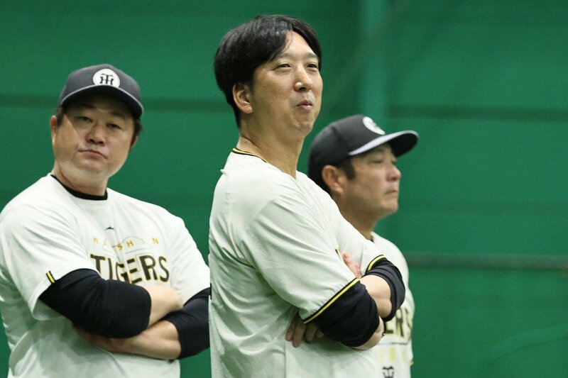 セ連覇へ大詰めを迎えている阪神・藤川監督(中)