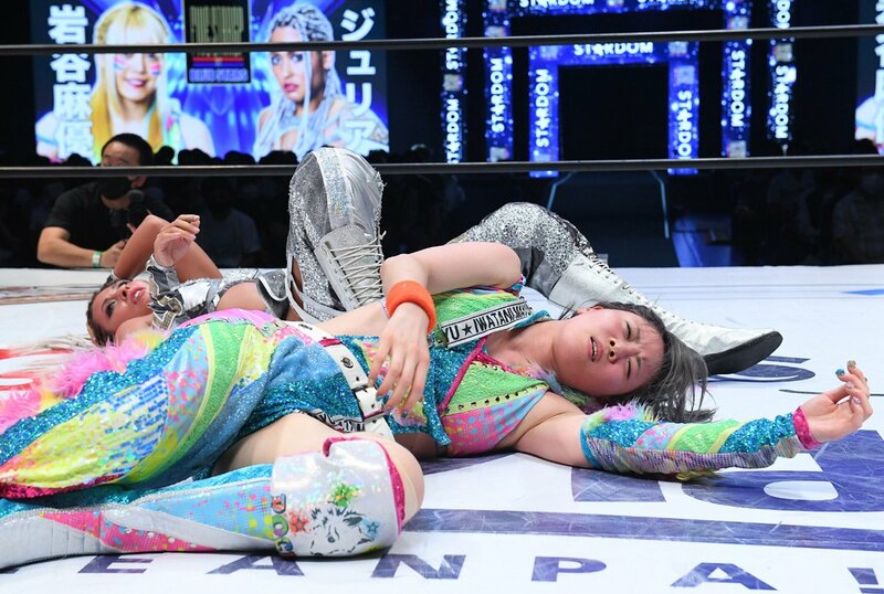  試合後、グッタリの岩谷(手前右)とジュリア（東スポWeb）