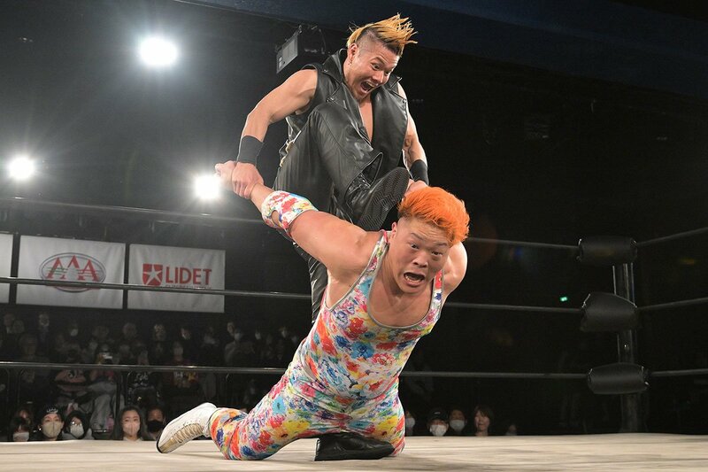 河上隆一（下）を攻めるブラスナックルＪＵＮ