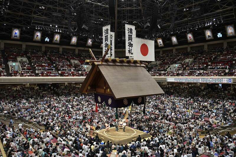満員御礼の両国国技館