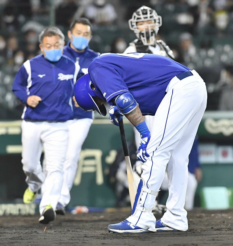  ２１日の阪神戦で自打球を当て痛がるビシエド