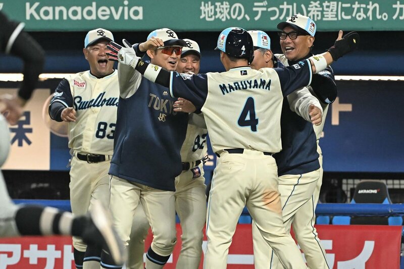 サヨナラ勝ちに喜ぶ池山隆寛監督（右）　