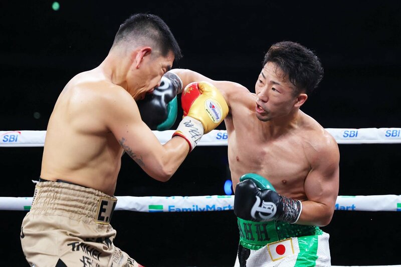所番から井岡一翔(左)を攻め込んだ井上拓真