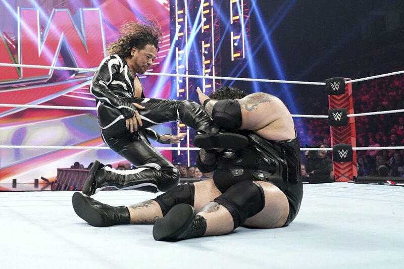 ブロンソン・リード(右)にスライディングキックを放つ中邑真輔（©2023 WWE, Inc. All Rights Reserved.）