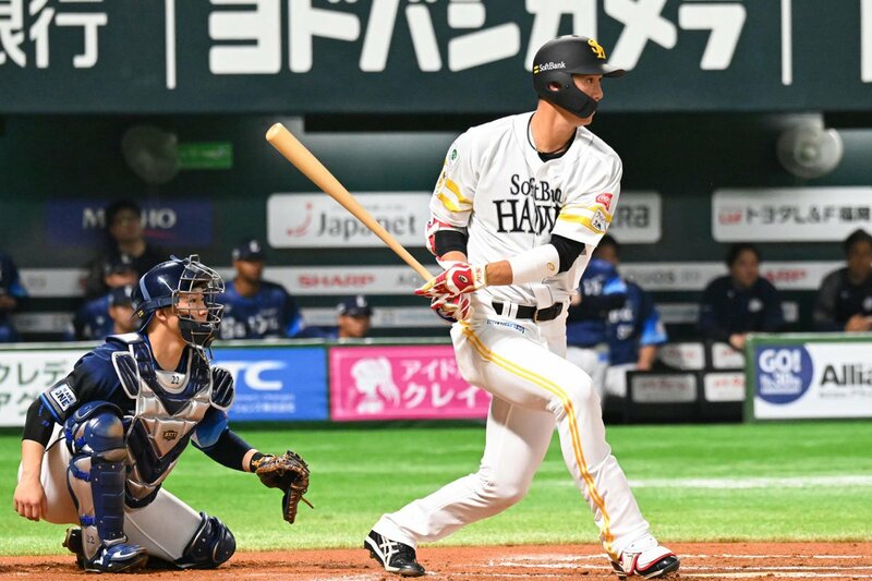６回、移籍後初安打を放つソフトバンク・秋広優人