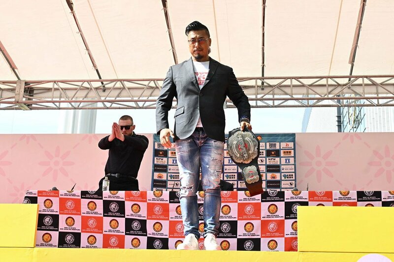 調印式に出席した鷹木信悟とゲイブ・キッド（左）
