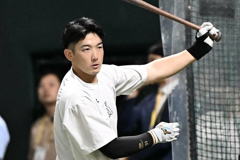 打撃練習をするソフトバンク・山本祐大